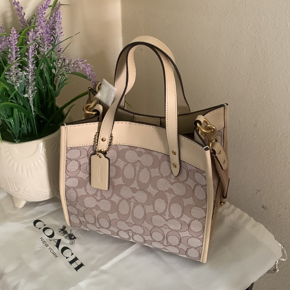 COACH Signature Jacquard Field Tote
 
STONE IVORY,